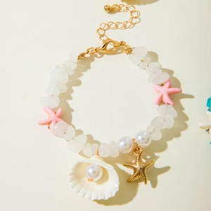 Bracelet de plage d'été avec étoiles de mer roses, perles et pendentif coquillage