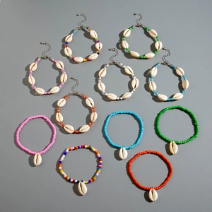 Gros plan de 10 bracelets de cheville bohèmes avec perles colorées et coquillages