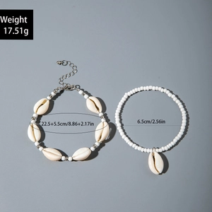 Détail de la chevillère bohème avec coquillages et perles blanches et dimensions