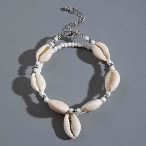 Détail de la chevillère en coquillages avec perles blanches et fermoir mousqueton