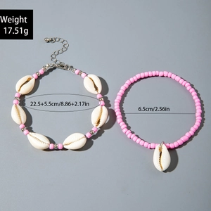 Détail de l'ensemble collier en coquillage bohème et bracelet en perles roses avec taille