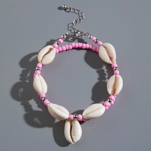 Détail de la chevillère en perles roses avec coquillages blancs et fermoir argenté