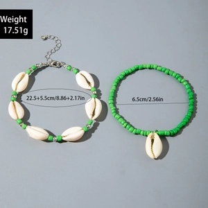 Détail d'un ensemble de bracelets de cheville en coquillages et perles bleu sarcelle