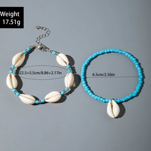 Vue détaillée des bracelets de cheville bohèmes en perles bleues et coquillages naturels