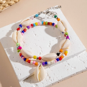 Ensemble de bracelets de cheville bohèmes en perles colorées et coquillages sur pierre