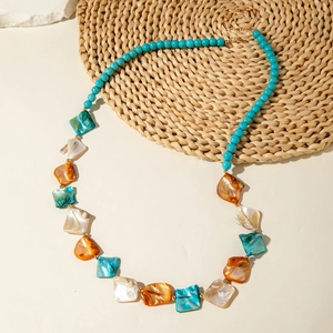 Detailansicht der Boho-Perlenkette mit Türkis und Muschelakzenten für den Urlaub