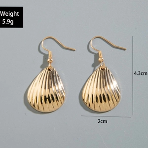 Vue détaillée des boucles d'oreilles festonnées avec spécifications de poids et taille