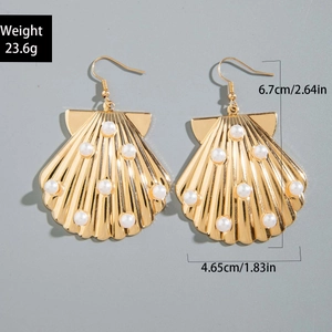Détails des boucles d'oreilles bohèmes en métal doré en forme de coquille et perles