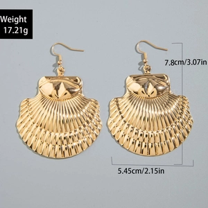 Détail de grandes boucles d'oreilles coquillage dorées avec dimensions et poids de 17,21g