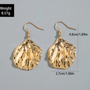 Détails de boucles d'oreilles bohèmes en forme de coquillage doré avec perles et tailles