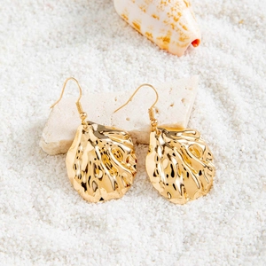 Boucles d'oreilles bohèmes en forme de coquille dorée avec texture en métal martelé