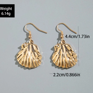 Détail de boucles d'oreilles coquillage doré avec texture radiale et dimensions précises