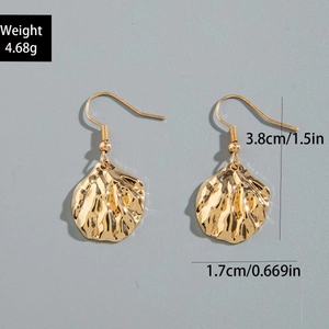 Vue détaillée de boucles d'oreilles bohèmes en forme de coquille dorée avec dimensions