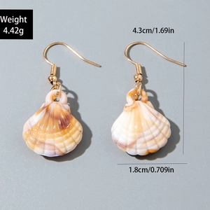 Detail view of shell earrings showing weight 4.42g and size 4.3cm length on grey background