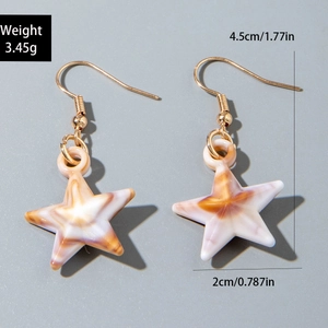 Detail of amber marble star earrings with dimensions of 4.5cm height and 3.45g weight