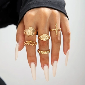 Parure de 5 bagues bohèmes dorées avec texture lave et design croix pour femme