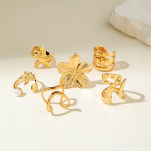 Vue détaillée du lot de 6 bijoux bohèmes dorés avec motifs d'étoile de mer et perles