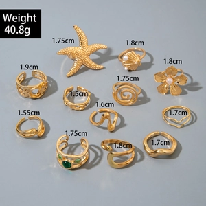 Ensemble de 11 bagues dorées avec étoiles de mer, perles et pierres vertes