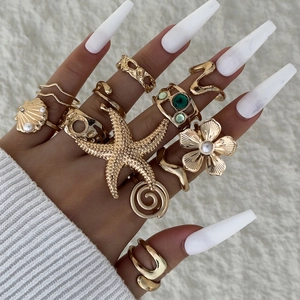 Ensemble de bagues dorées thème marin avec étoiles de mer et accents en pierres vertes