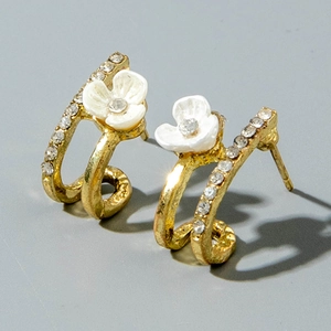 Elegant gold flower stud earrings with sparkling diamonds and white petals in 45-degree view