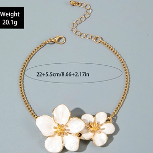 Detail of flower necklace with white petals, gold core, lobster clasp and size labels