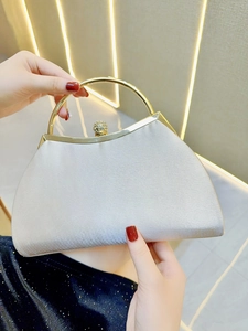 Elegante borsa da sera perlata con manico a cerchio dorato e chiusura a sfera diamantata