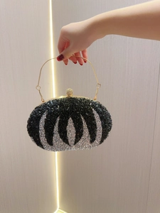 Pochette de soirée ovale élégante avec strass noirs et argentés et poignée dorée
