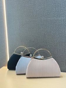 Elegante borsa da sera a pieghe con chiusura in cristallo e manico ad anello in tre colori