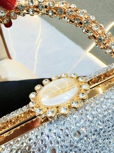 Pochette de soirée dorée de luxe avec strass scintillants et fermoir en pierre marbrée