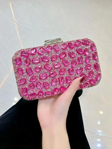 Détail de strass en cristal rose sur pochette de soirée de luxe avec fermoir argenté