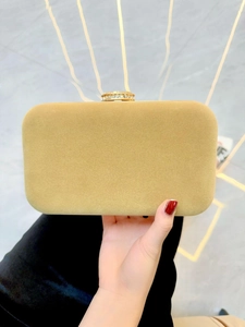 Détail de la pochette de soirée champagne avec fermoir en cristal étincelant et velours