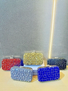 Pochettes de soirée étincelantes ornées de cristaux en cinq couleurs éclatantes
