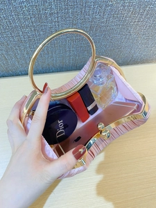Intérieur de la pochette en satin rose montrant l'espace pour smartphone et cosmétiques