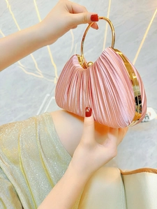 Pochette de soirée en satin rose plissé avec poignée anneau dorée et fermoir boule