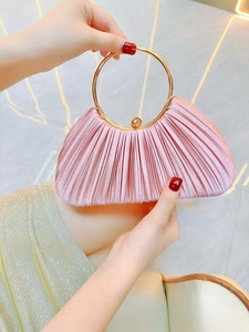 Pochette de soirée plissée rose avec poignée dorée ronde et fermoir perle élégant
