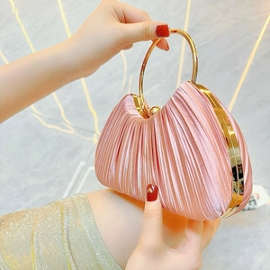 Pochette de soirée élégante en satin plissé rose cerise avec anse dorée