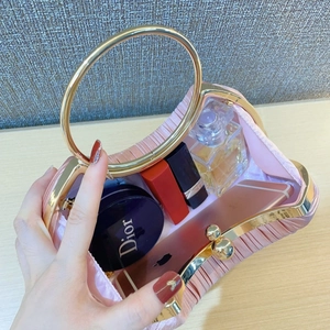 Pochette de soirée plissée rose avec anse dorée montrant l'espace intérieur spacieux