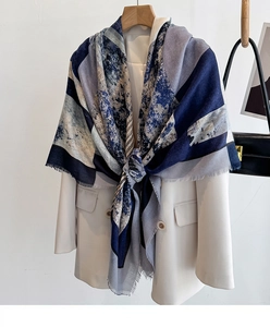 Detailaufnahme eines blauen geometrischen Schals mit eleganten Fransen am Saum