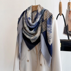 Abstrakter geometrischer blauer Seidenschal auf weißem Blazer mit Quasten-Saumdetail