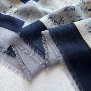 Schal im Tuschemalerei-Stil mit geometrischen Mustern aus blau-grauer Wolltextur