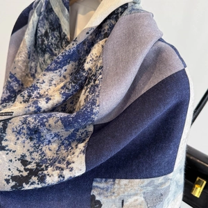 Detailansicht eines Schals mit geometrischem Patchwork-Muster und weicher Kaschmir-Textur