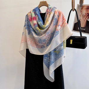 Lussuoso foulard in seta colorata con stampa floreale tropicale su abito nero