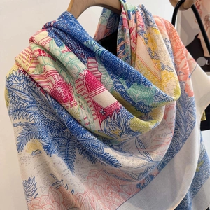 Dettaglio di un foulard in seta con foglie di palma e stampe della Torre Eiffel a mano