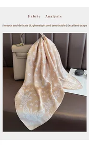 Détail d'un foulard en satin de soie avec motifs cachemire champagne et papillons élégants