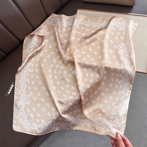 Carré de soie champagne à motif cachemire avec finition satinée brillante de 70cm