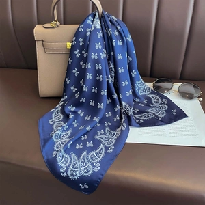 Foulard en soie bleu marine 70cm à motif cachemire sur un sac en cuir vintage