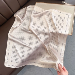 Foulard quadrato in raso color oro champagne con motivo a goccia nero e finitura setosa