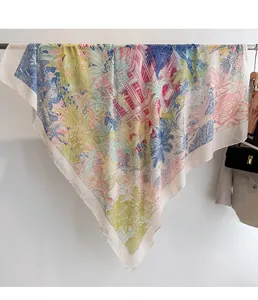 Dettaglio di un grande foulard di seta quadrato con stampe tropicali e animali vivaci