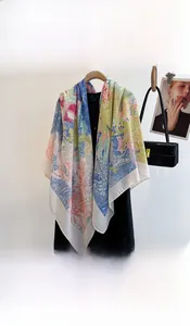 Dettaglio di un leggero foulard in seta con motivi botanici colorati e texture setosa