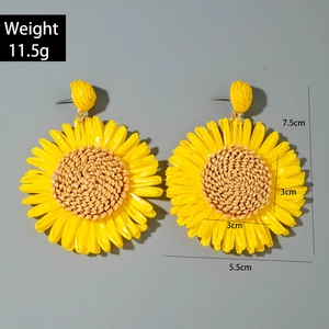 Detail shot of sunflower raffia earrings with weight and size measurement annotations